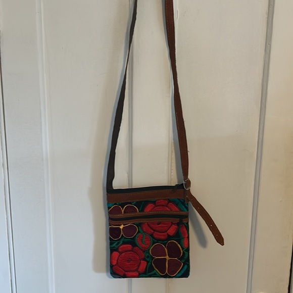 Bright, floral weaving pattern - crossbody - Picture 2 of 5